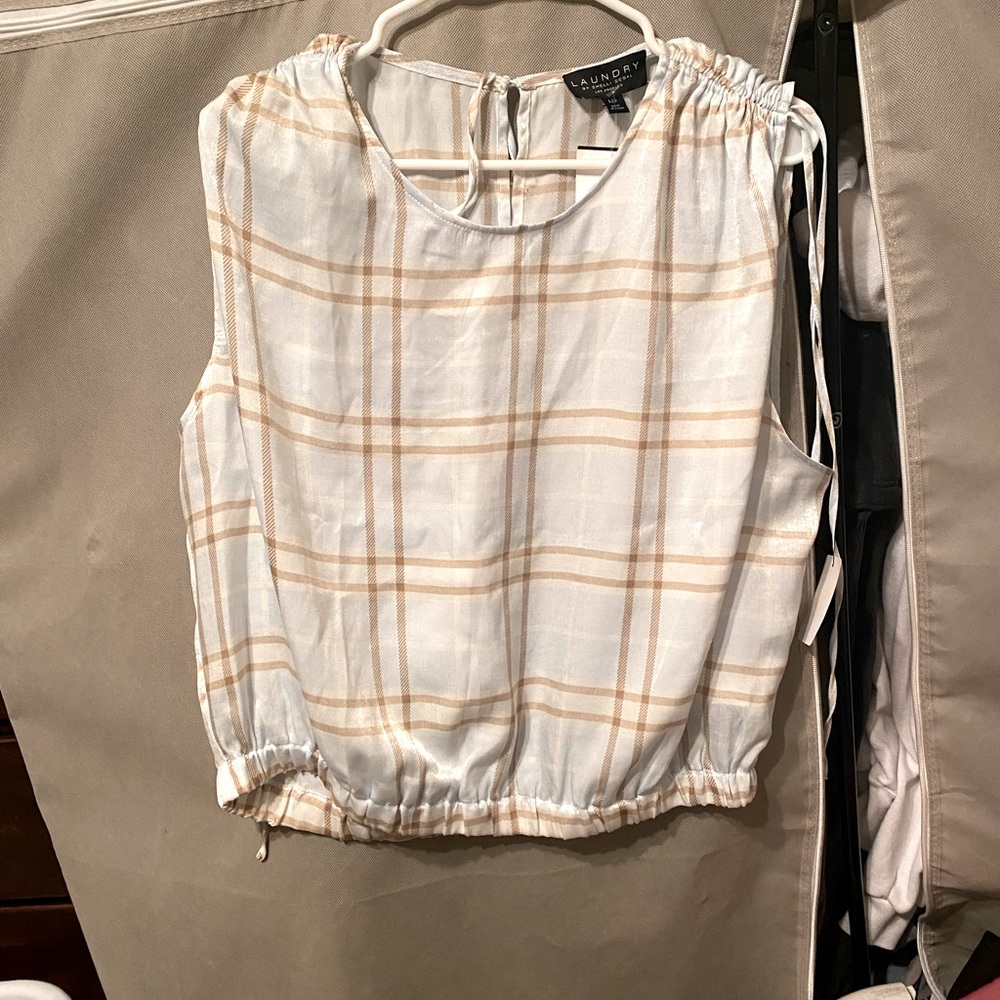 Sleeveless shirt